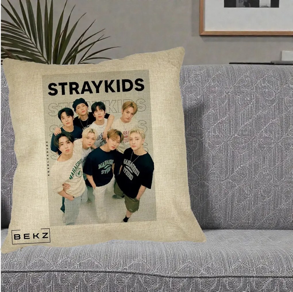 Perna Personalizata K-pop Stray Kids STRAYKIDS Alb-Negru cu Foto Grup, 40x40 cm, Crem, Husa Detasabila, Perna Inclusa, BEKZ®