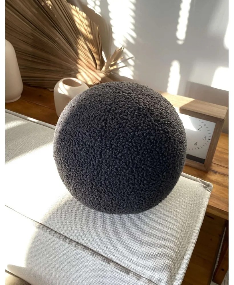 Pernă decorativă din material bouclé ø 25 cm Top – Mioli Decor