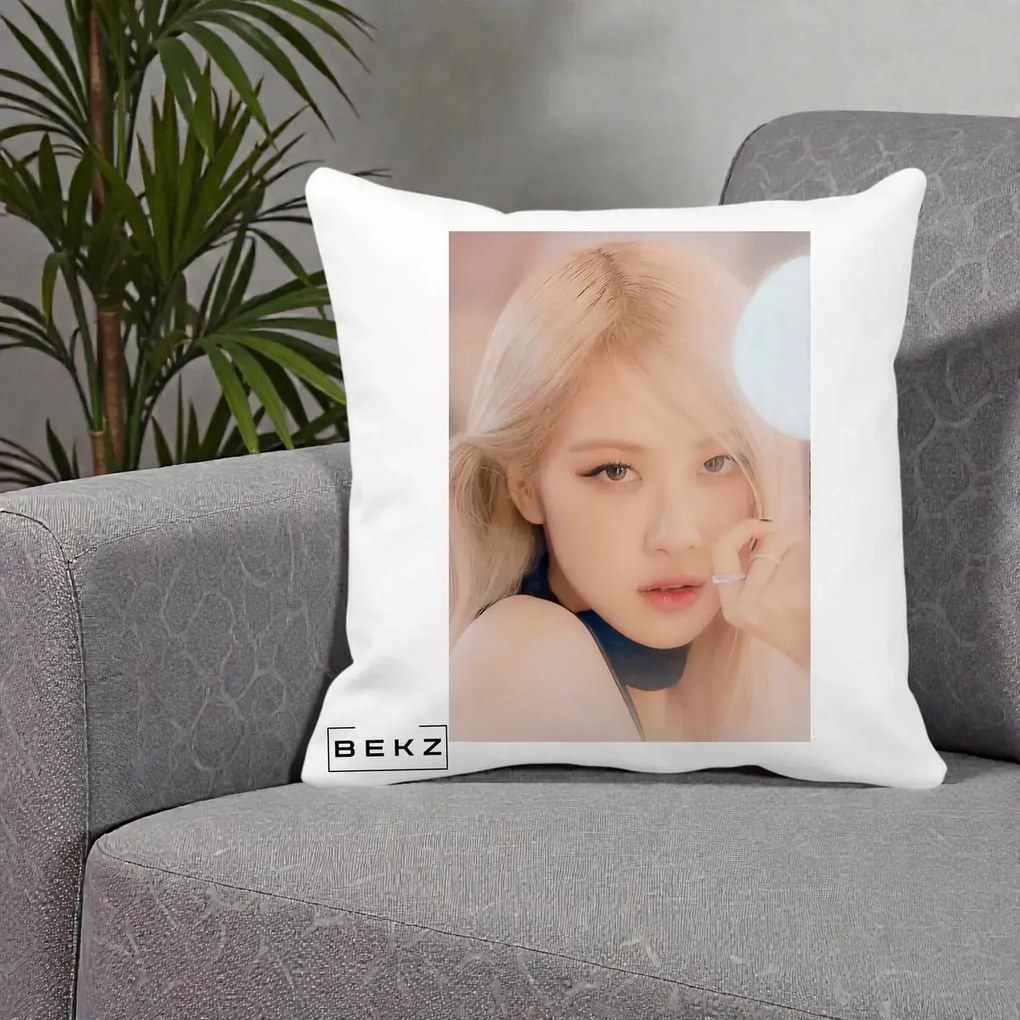 Perna Personalizata K-pop BLACKPINK Rose Blond cu Inel Roz Pastel, 40x40 cm, Alba Mata, Husa Detasabila, Perna Inclusa, BEKZ®