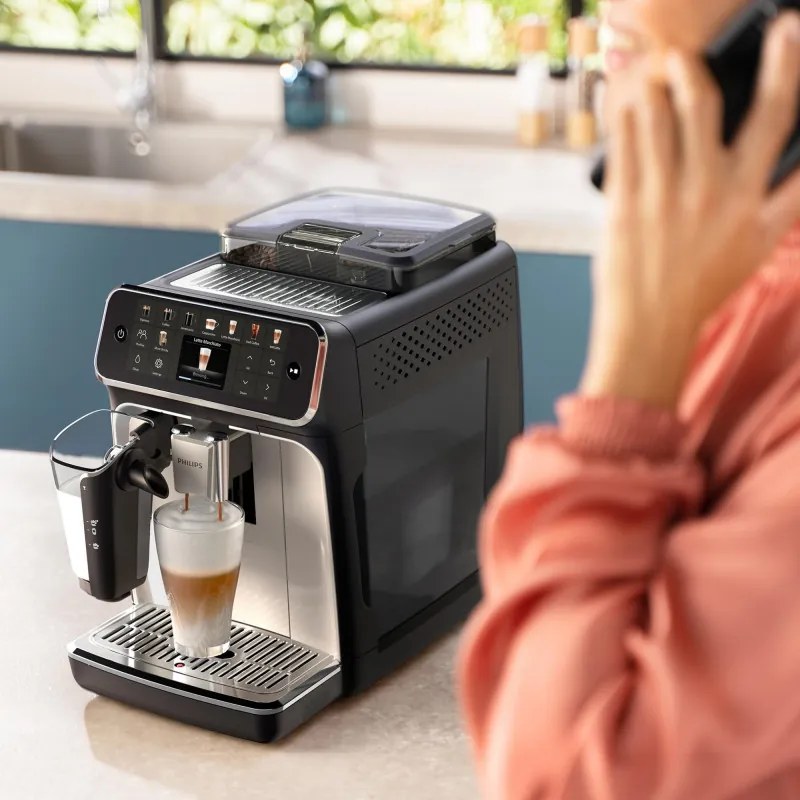 Espressor automat Philips LatteGo 5500 EP5543/90, 1500 W, 15 bar, 1,8 l, 20 bauturi, LatteGo, SilentBrew, QuickStart, Rasnita ceramica, Ecran tactil, Alb cromat