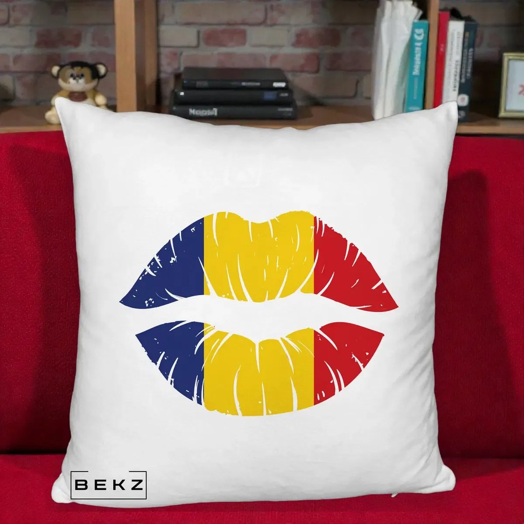 Perna Personalizata Buze Tricolor Romania, 40x40 cm, Alb Pufos, Husa Detasabila, Perna Inclusa, BEKZ®