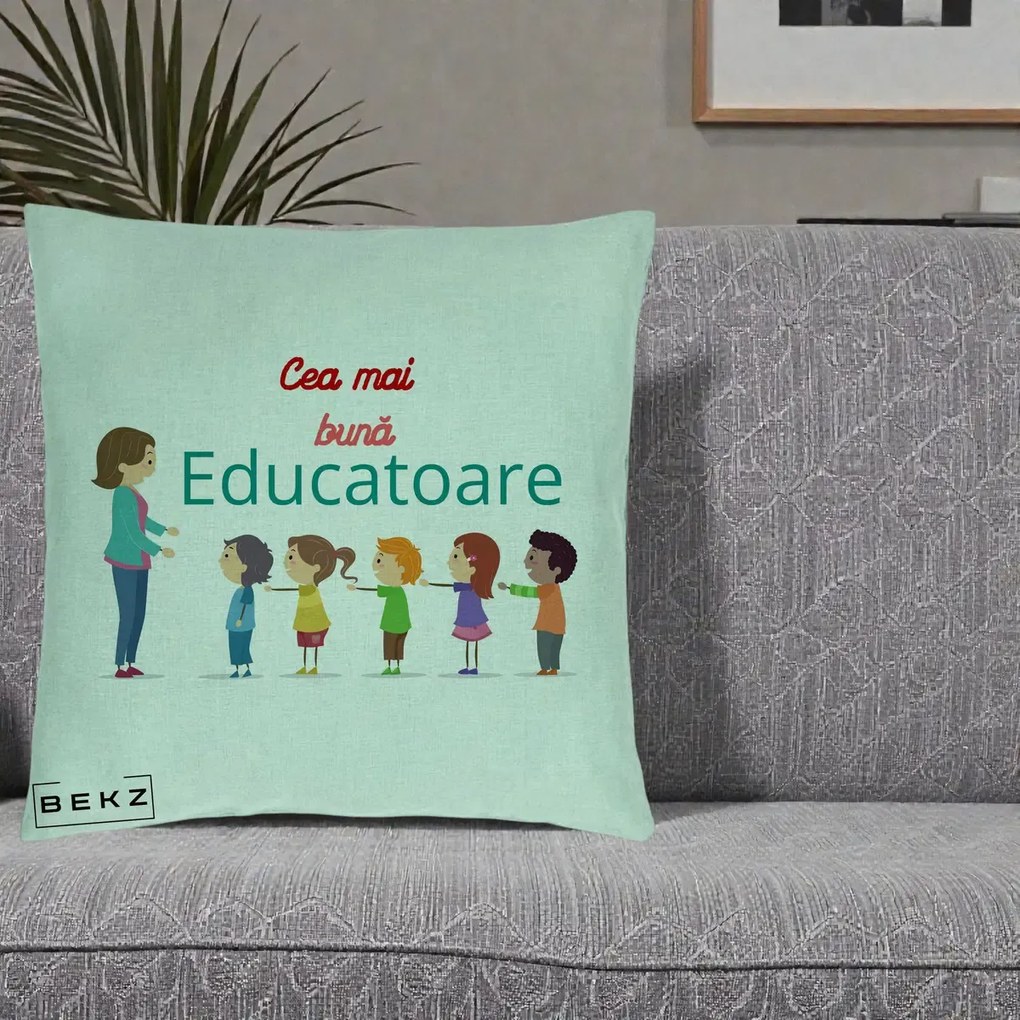 Cadou pentru Educatoare - Perna Personalizata Cea mai Buna Educatoare cu Ilustratie Copii si Educatoare, 40x40 cm, Verde Menta, Husa Detasabila, Perna Inclusa, BEKZ®
