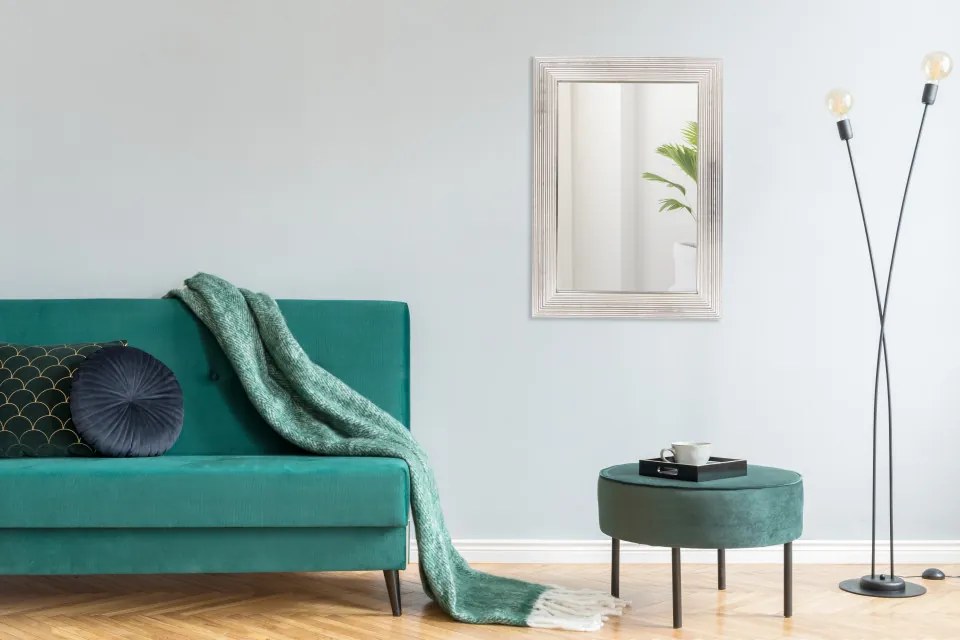 Oglinda dreptunghiulara cu rama din polistiren alba/argintie Harper, 79cm (L) x 59cm (L) x 1,8cm (H)