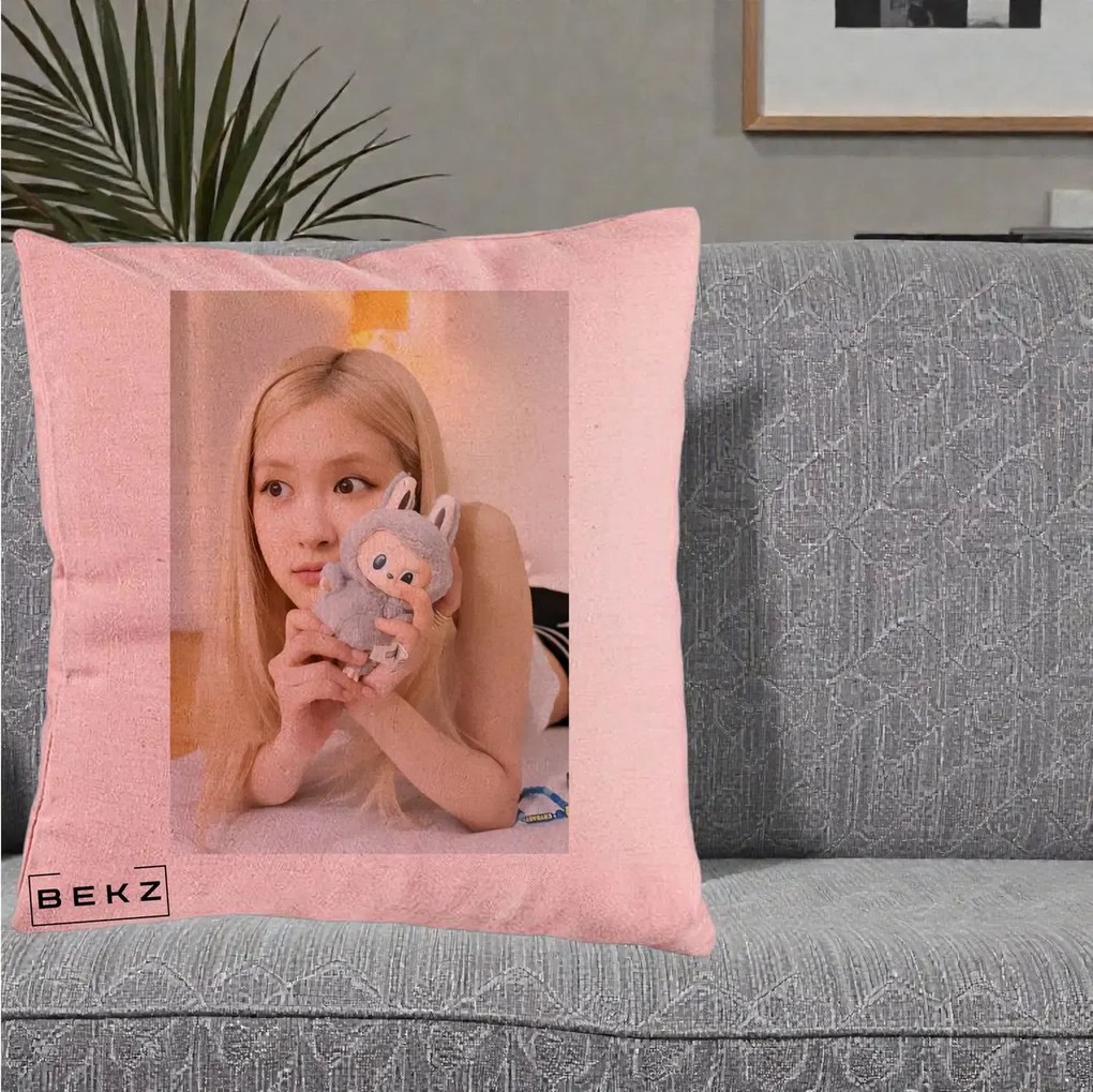 Perna Personalizata K-pop BLACKPINK Rose cu Papusa Iepure, 40x40 cm, Roz, Husa Detasabila, Perna Inclusa, BEKZ®