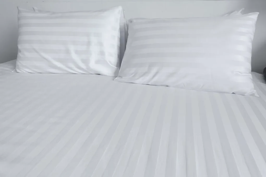 Lenjerie de pat Hotel Line, dubla, 200x220 cm, amestec bumbac, satin, 250 TC, alb, cu dungi 1 cm