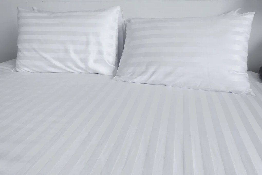 Lenjerie de pat Hotel Line, dubla, 210x230 cm, amestec bumbac, satin, 250 TC, alb, cu dungi 1 cm