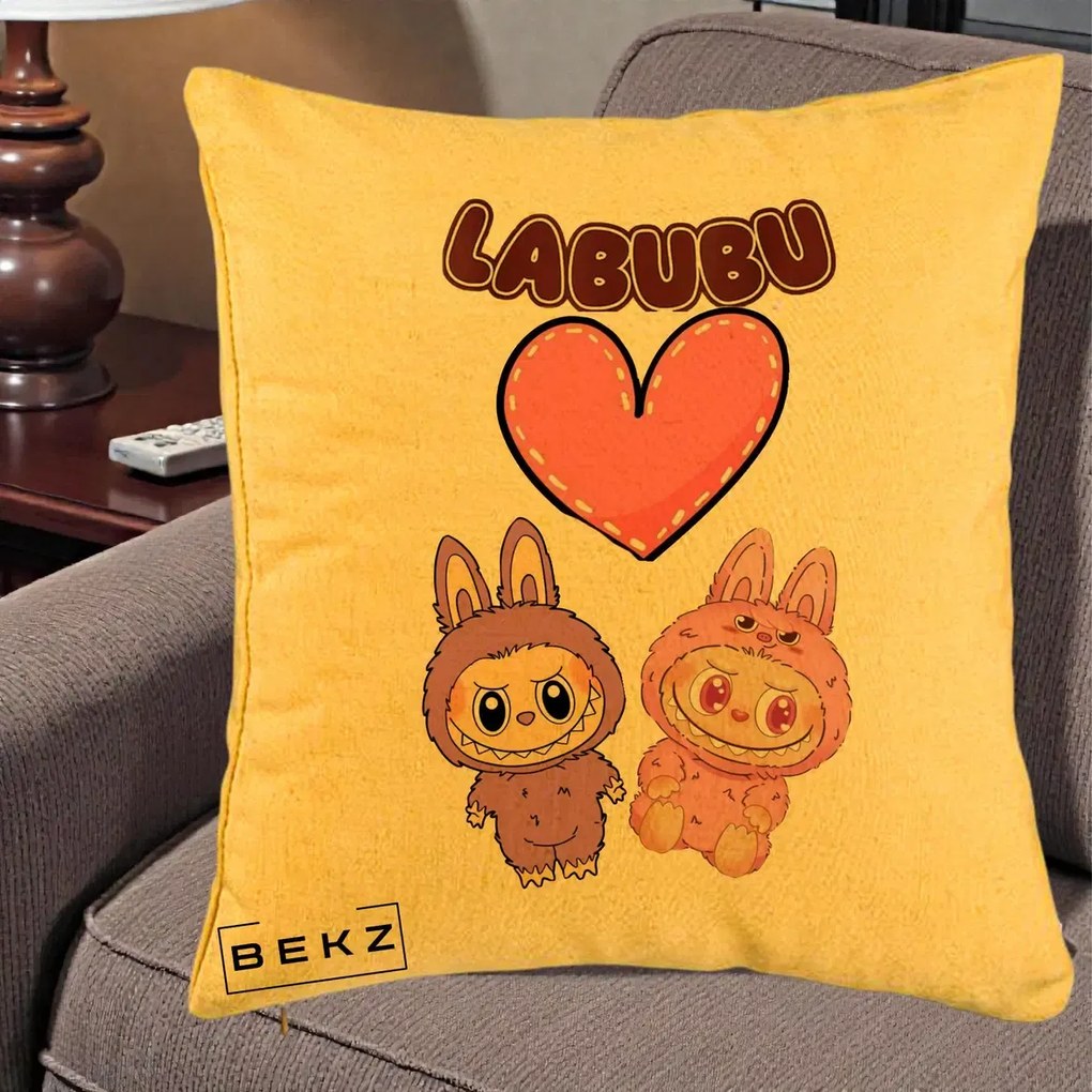 Perna Personalizata Labubu Cuplu Inima, 40x40 cm, Galben, Husa Detasabila, Perna Inclusa, BEKZ®