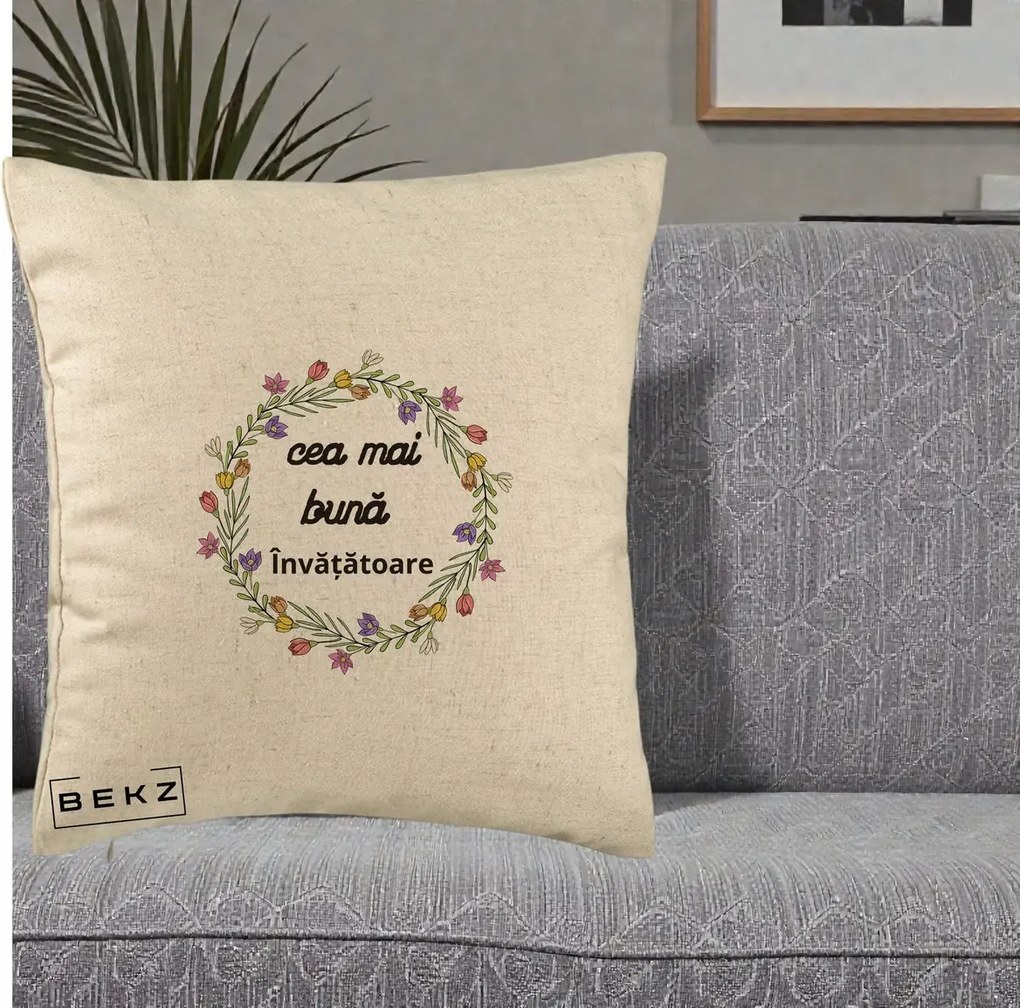 Cadou pentru Invatatoare - Perna Personalizata Cea mai Buna Invatatore cu Coronita Florala Colorata, 40x40 cm, Bej, Husa Detasabila, Perna Inclusa, BEKZ®