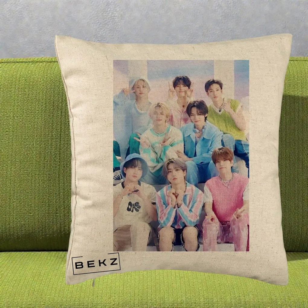 Perna Personalizata K-Pop Grup Foto Pasteluri cu 8 Artisti, 40x40 cm, Bej, Husa Detasabila, Perna Inclusa, BEKZ®