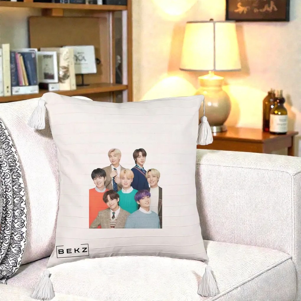 Perna Personalizata K-pop BTS Fotografie Grup Tinute Elegante, 40x40 cm, Bej cu Franjuri, Husa Detasabila, Perna Inclusa, BEKZ®
