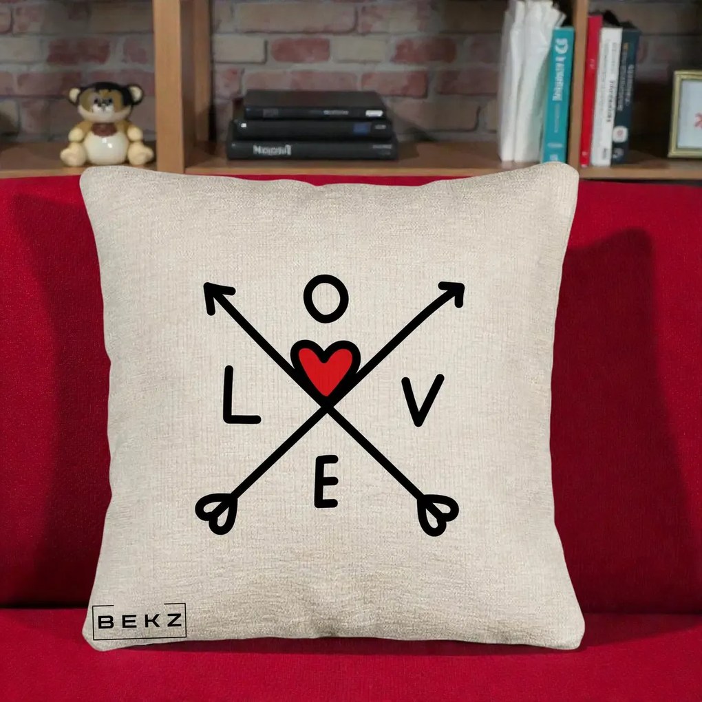 Perna Decorativa Love cu Sageti Incrucisate si Inima Rosie, 40x40 cm, Bej Canapea, Husa Detasabila, Perna Inclusa, BEKZ®