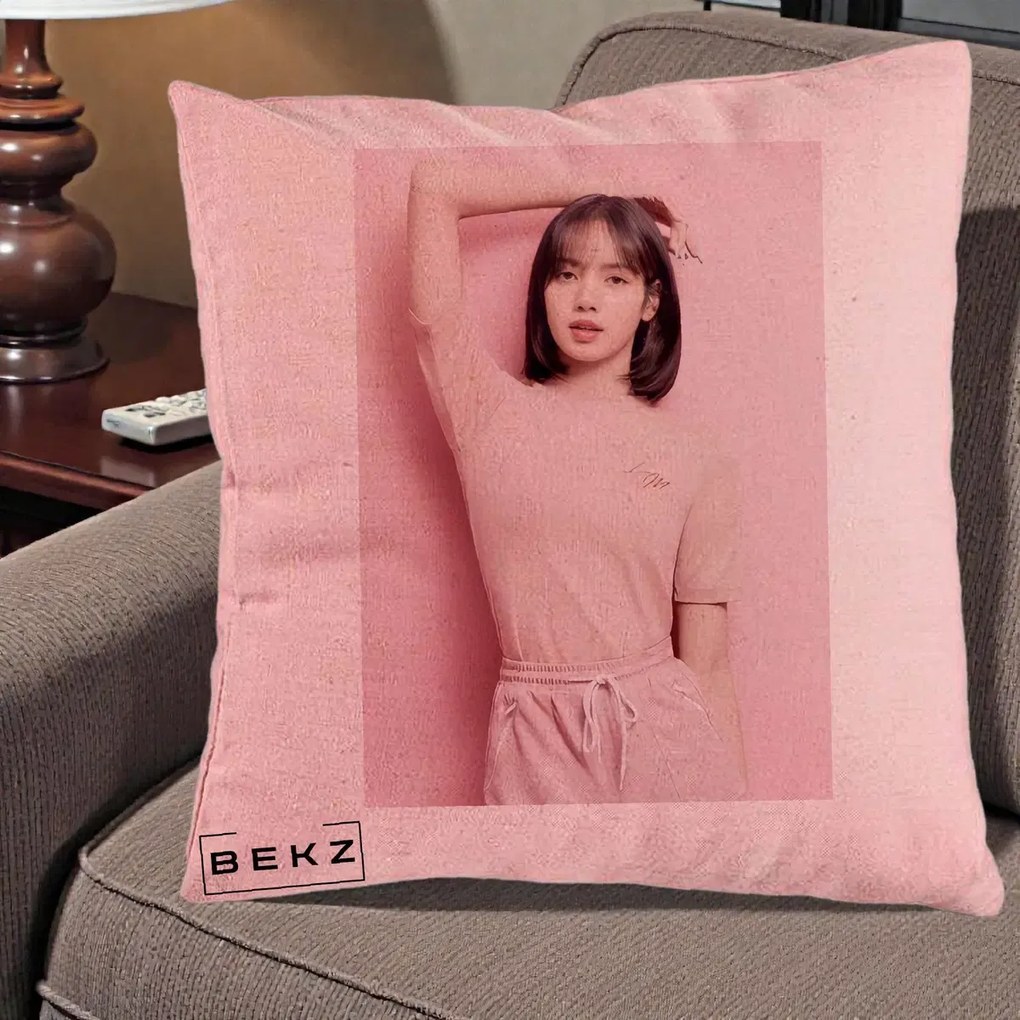 Perna Personalizata K-pop BLACKPINK Lisa Roz, 40x40 cm, Roz, Husa Detasabila, Perna Inclusa, BEKZ®