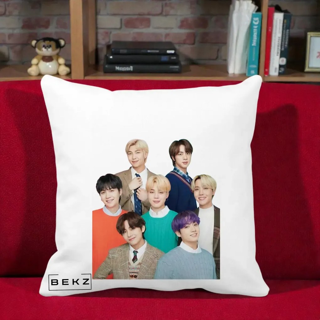 Perna Personalizata K-pop BTS Fotografie Grup Tinute Elegante, 40x40 cm, Alba Mata, Husa Detasabila, Perna Inclusa, BEKZ®