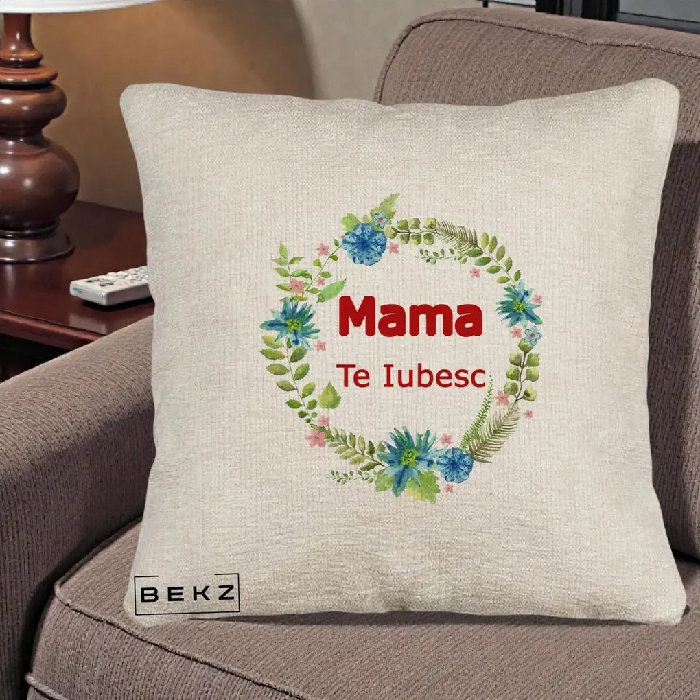 Cadou pentru Mama - Perna Personalizata Mama Te Iubesc Flori Albastre, 40x40 cm, Bej Canapea, Husa Detasabila, Perna Inclusa, BEKZ®