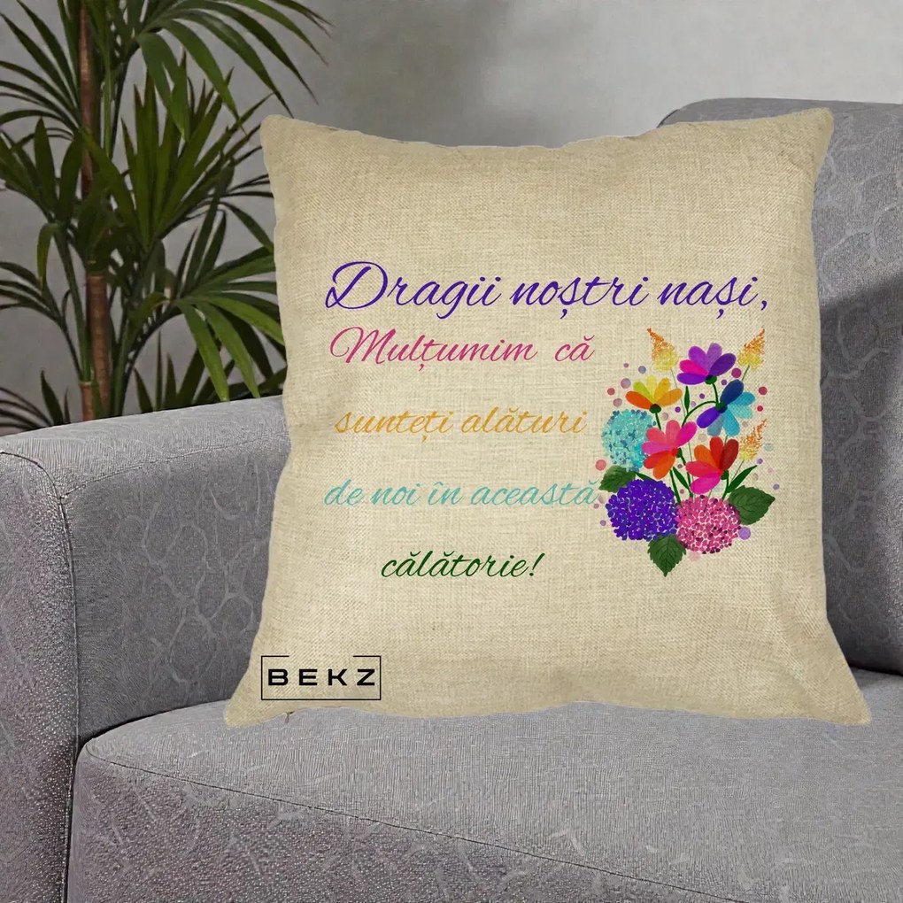Perna Personalizata Dragii Nostri Nasi Multumim cu Flori Multicolore Colorat, 40x40 cm, Crem, Husa Detasabila, Perna Inclusa, BEKZ®
