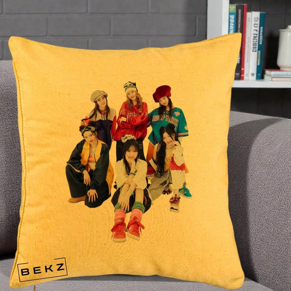 Perna Personalizata Grup K-pop Fete Streetwear Foto, 40x40 cm, Galben, Husa Detasabila, Perna Inclusa, BEKZ®