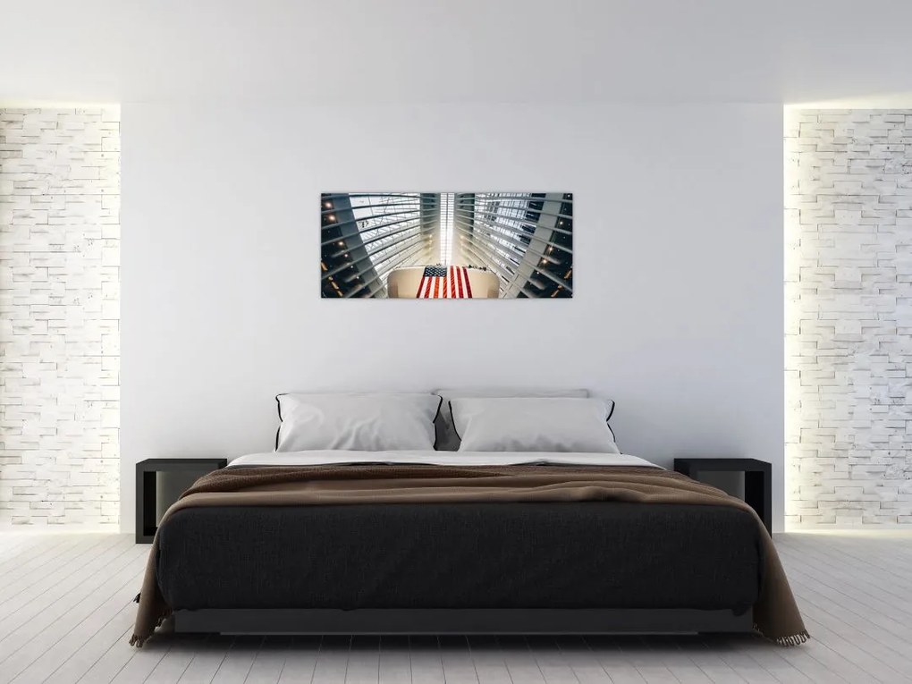 Tablou unei construcții cu steagul SUA (120x50 cm)