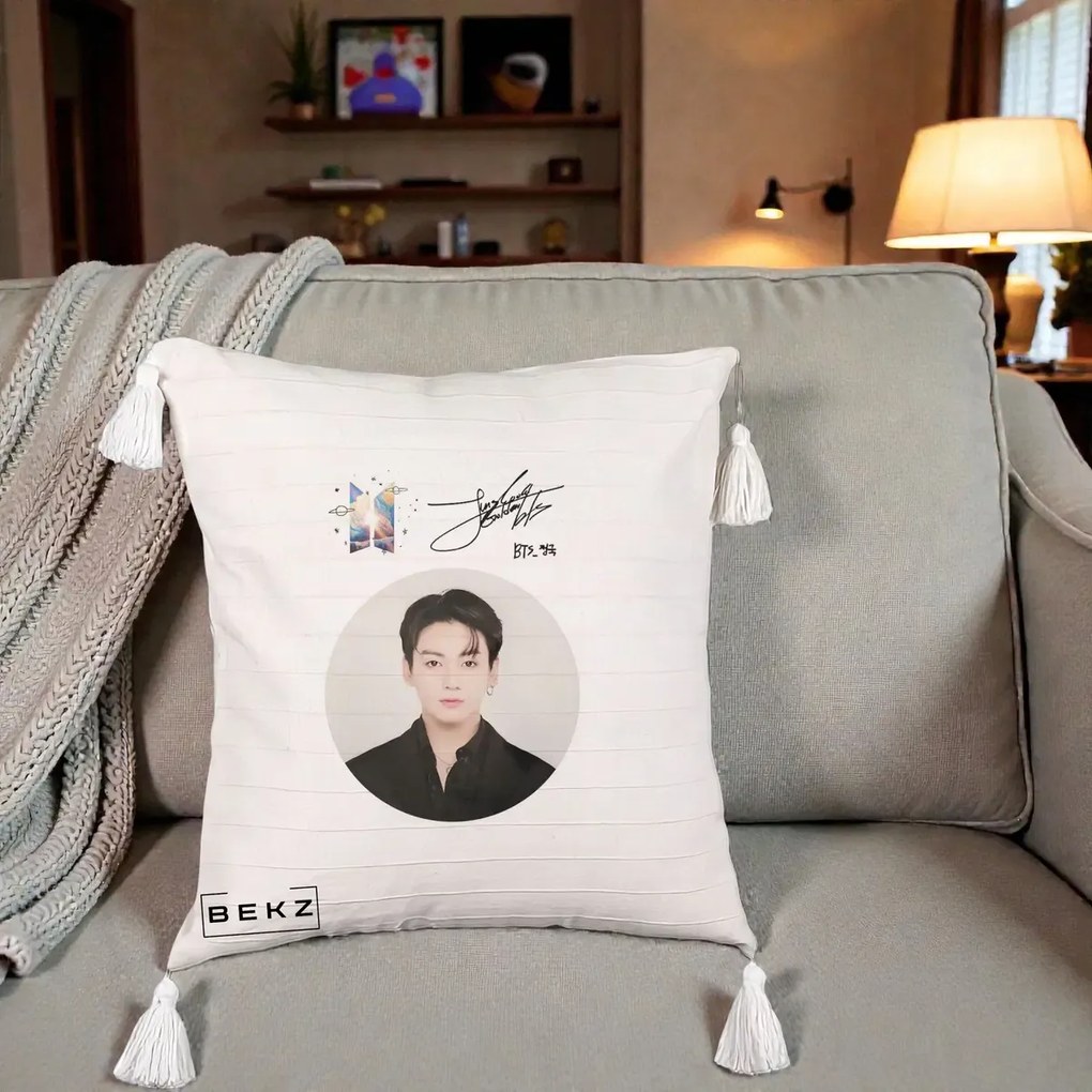 Perna Personalizata K-pop BTS Jungkook Portret cu Autograf, 40x40 cm, Bej cu Franjuri, Husa Detasabila, Perna Inclusa, BEKZ®
