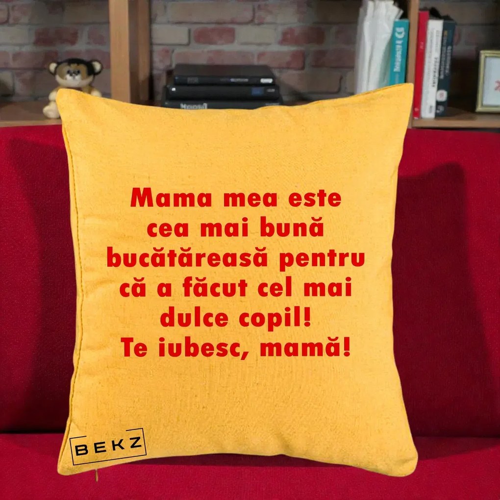 Cadou pentru Mama - Perna Personalizata Mama cea Mai Buna Bucatareasa, 40x40 cm, Galben, Husa Detasabila, Perna Inclusa, BEKZ®