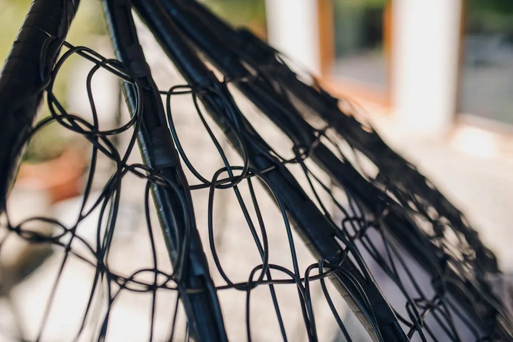 Scaun suspendat negru KOKON fara suport, perna deschisa la culoare