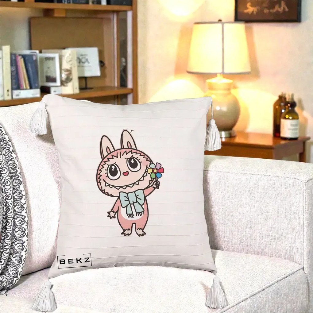 Perna Personalizata Labubu Roz cu Morisca, 40x40 cm, Bej cu Franjuri, Husa Detasabila, Perna Inclusa, BEKZ®