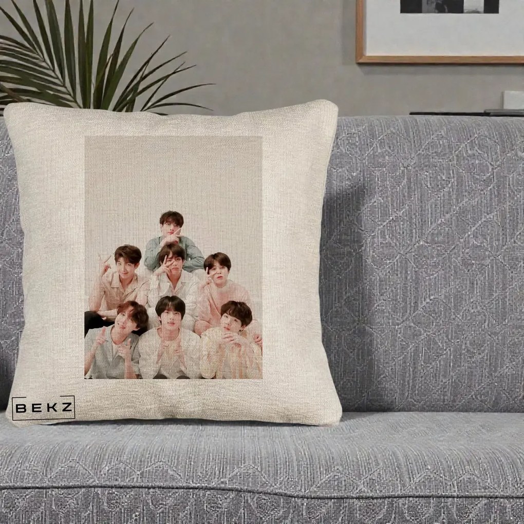 Perna Personalizata K-pop BTS Foto Grup Pastel, 40x40 cm, Bej Canapea, Husa Detasabila, Perna Inclusa, BEKZ®
