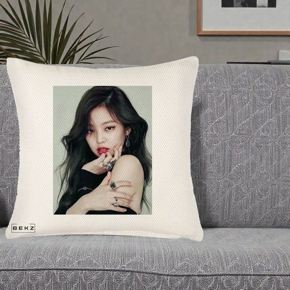 Perna Personalizata K-pop BLACKPINK Jennie Editorial Negru cu Inele, 40x40 cm, Crem Reliefat, Husa Detasabila, Perna Inclusa, BEKZ®