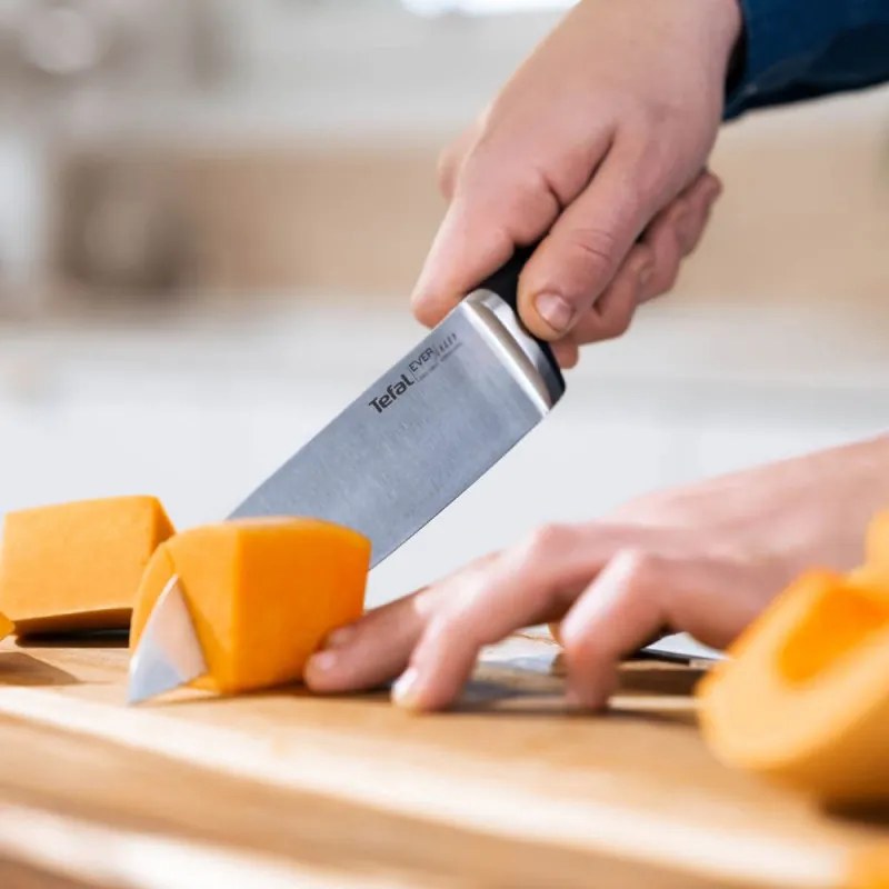 Cuțit de bucătărie Tefal K297S244, 20 cm, oțel inoxidabil, suport cu ascuțitor încorporat, protecție pentru degete, negru