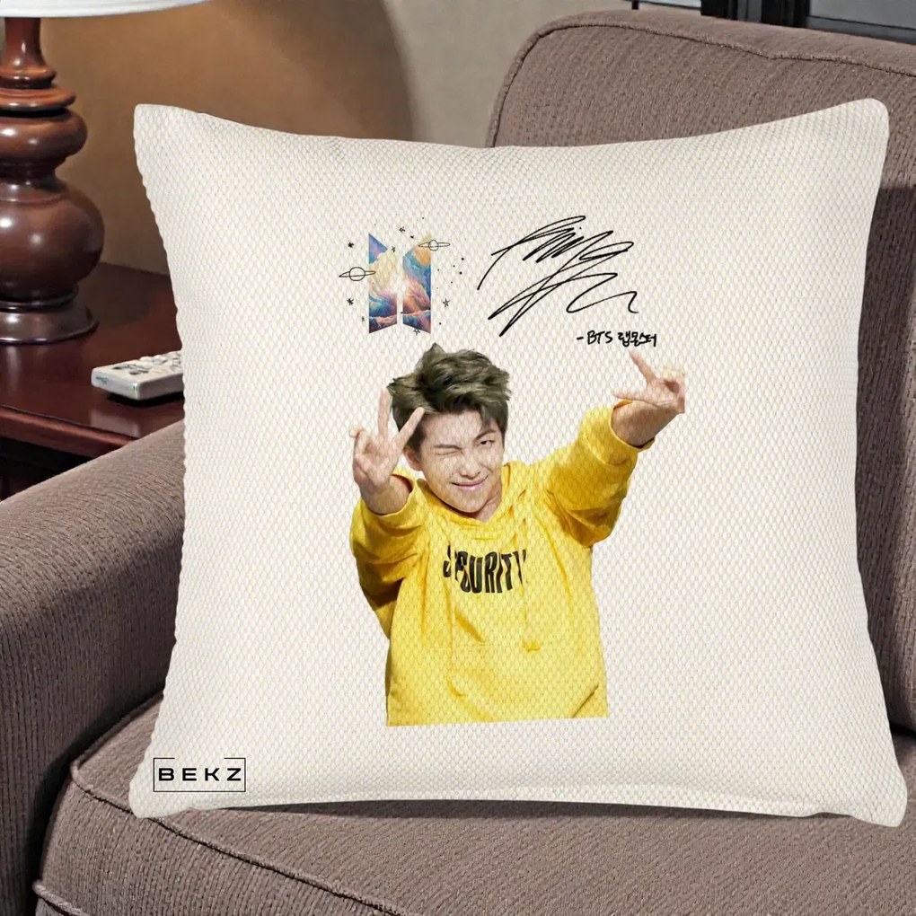 Perna Personalizata K-pop BTS RM Namjoon Hanorac Galben Autograf, 40x40 cm, Crem Reliefat, Husa Detasabila, Perna Inclusa, BEKZ®
