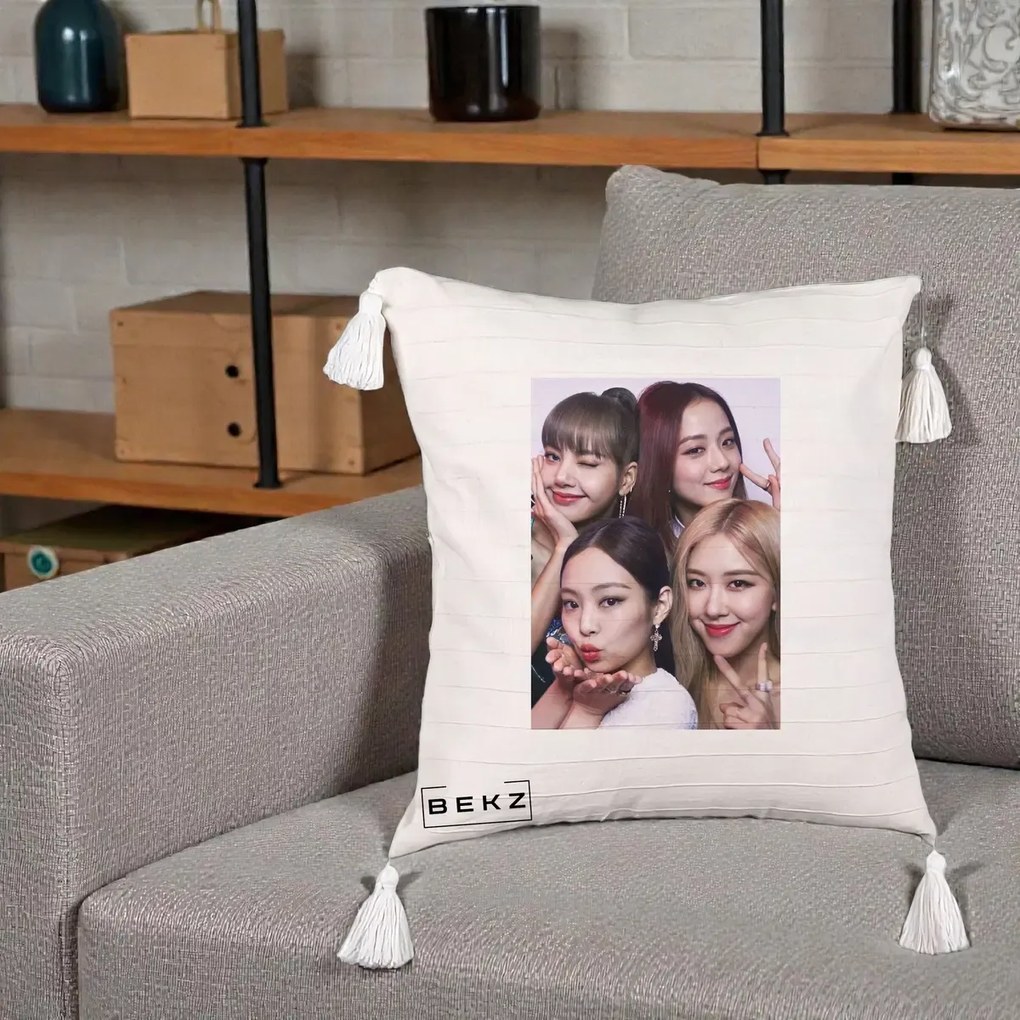 Perna Personalizata K-pop BLACKPINK Foto Grup Selfie 4 Membre, 40x40 cm, Bej cu Franjuri, Husa Detasabila, Perna Inclusa, BEKZ®