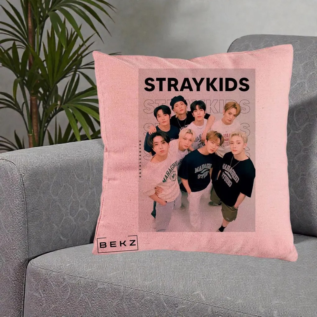 Perna Personalizata K-pop Stray Kids STRAYKIDS Alb-Negru cu Foto Grup, 40x40 cm, Roz, Husa Detasabila, Perna Inclusa, BEKZ®