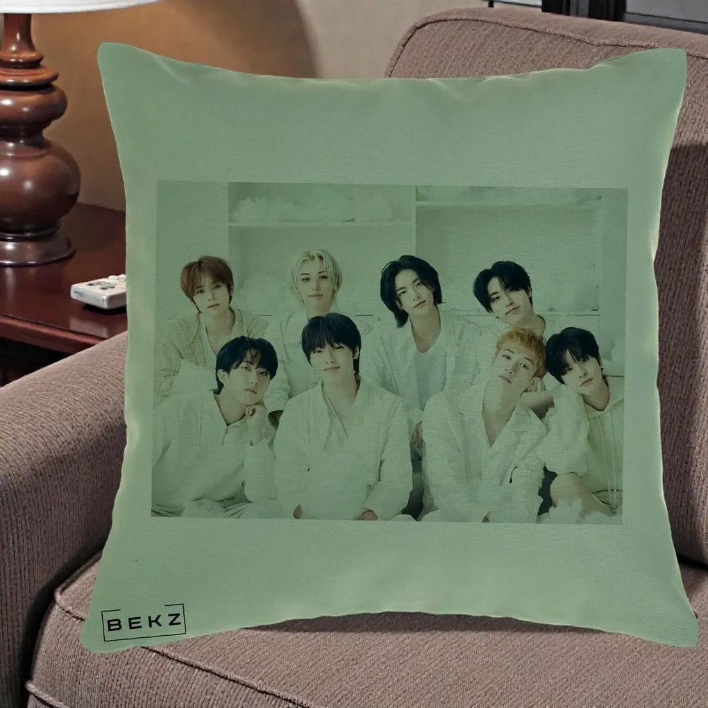 Perna Personalizata K-pop Stray Kids Foto Grup Alb All-White cu 8 Membrii, 40x40 cm, Verde, Husa Detasabila, Perna Inclusa, BEKZ®