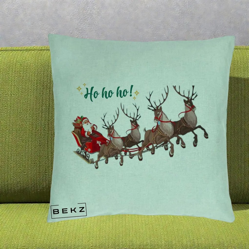 Perna Decorativa Ho Ho Ho Mos Craciun cu Sanie si Reni, 40x40 cm, Verde Menta, Husa Detasabila, Perna Inclusa, BEKZ®