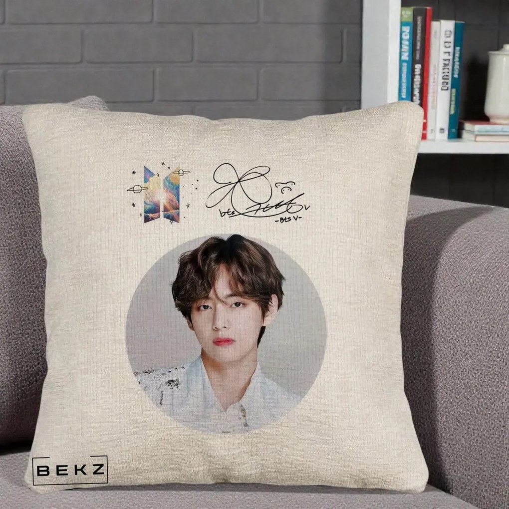 Perna Personalizata K-pop BTS V Taehyung Portret Cerc Autograf, 40x40 cm, Bej Canapea, Husa Detasabila, Perna Inclusa, BEKZ®