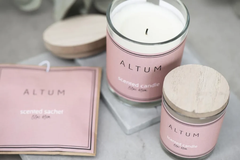 IB Laursen Lumanare mare parfumata din sticla, ALTUM Lilac Bloom