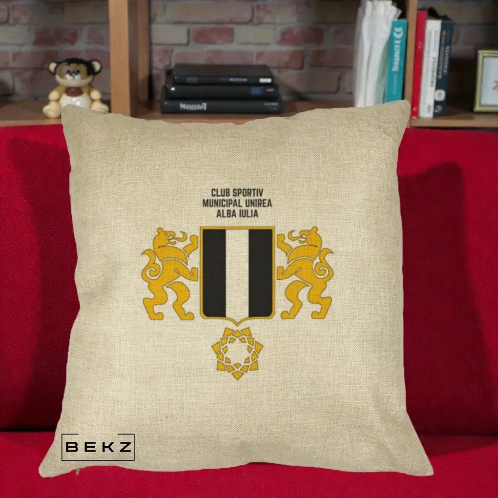 Perna Personalizata CSM Unirea Alba Iulia Fotbal, 40x40 cm, Crem, Husa Detasabila, Perna Inclusa, BEKZ®
