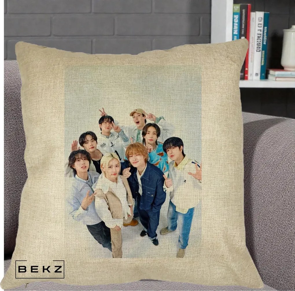 Perna Personalizata K-pop Stray Kids Foto Grup Alb cu 8 Membrii de Sus, 40x40 cm, Crem, Husa Detasabila, Perna Inclusa, BEKZ®