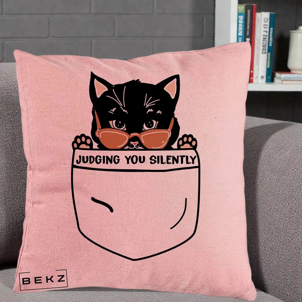 Perna Decorativa Judging You Silently Pisica Buzunar, 40x40 cm, Roz, Husa Detasabila, Perna Inclusa, BEKZ®