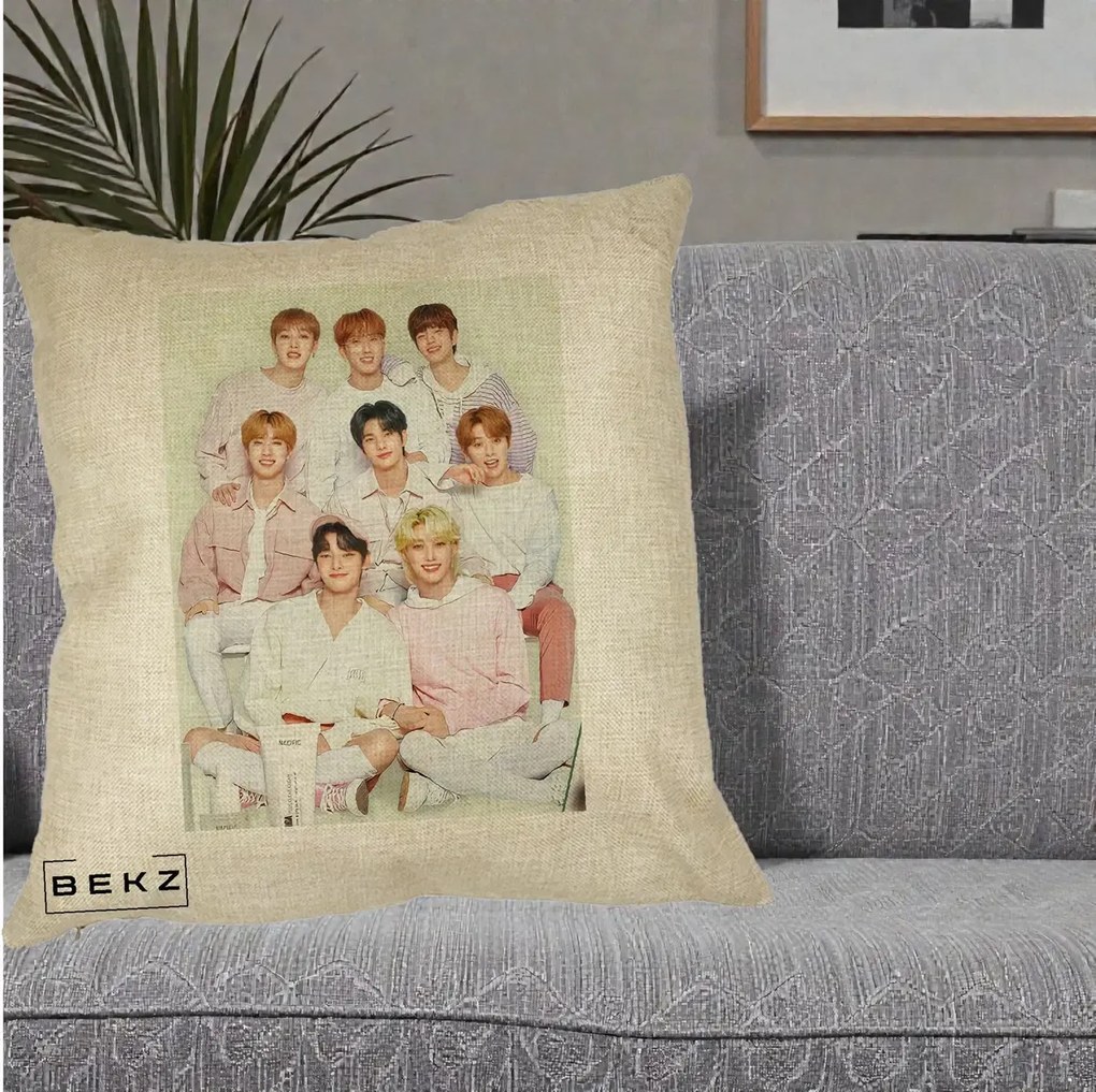 Perna Personalizata K-pop Stray Kids Foto Grup Pastel Roz-Alb cu 8 Membrii, 40x40 cm, Crem, Husa Detasabila, Perna Inclusa, BEKZ®