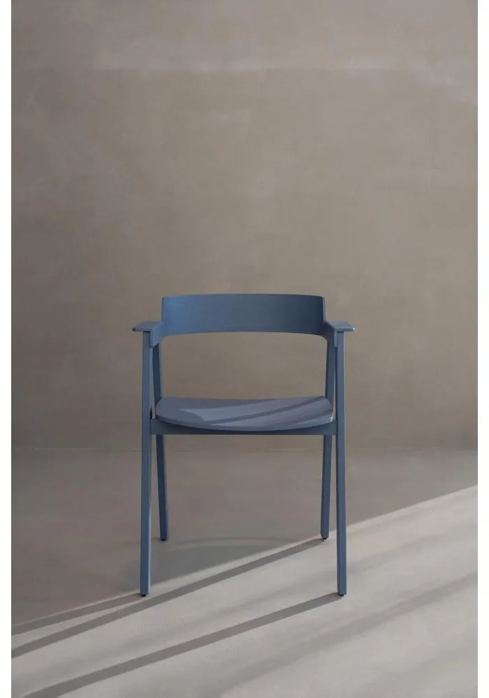 Scaun de dining albastru cu cotiere din lemn de stejar Flip – Gazzda