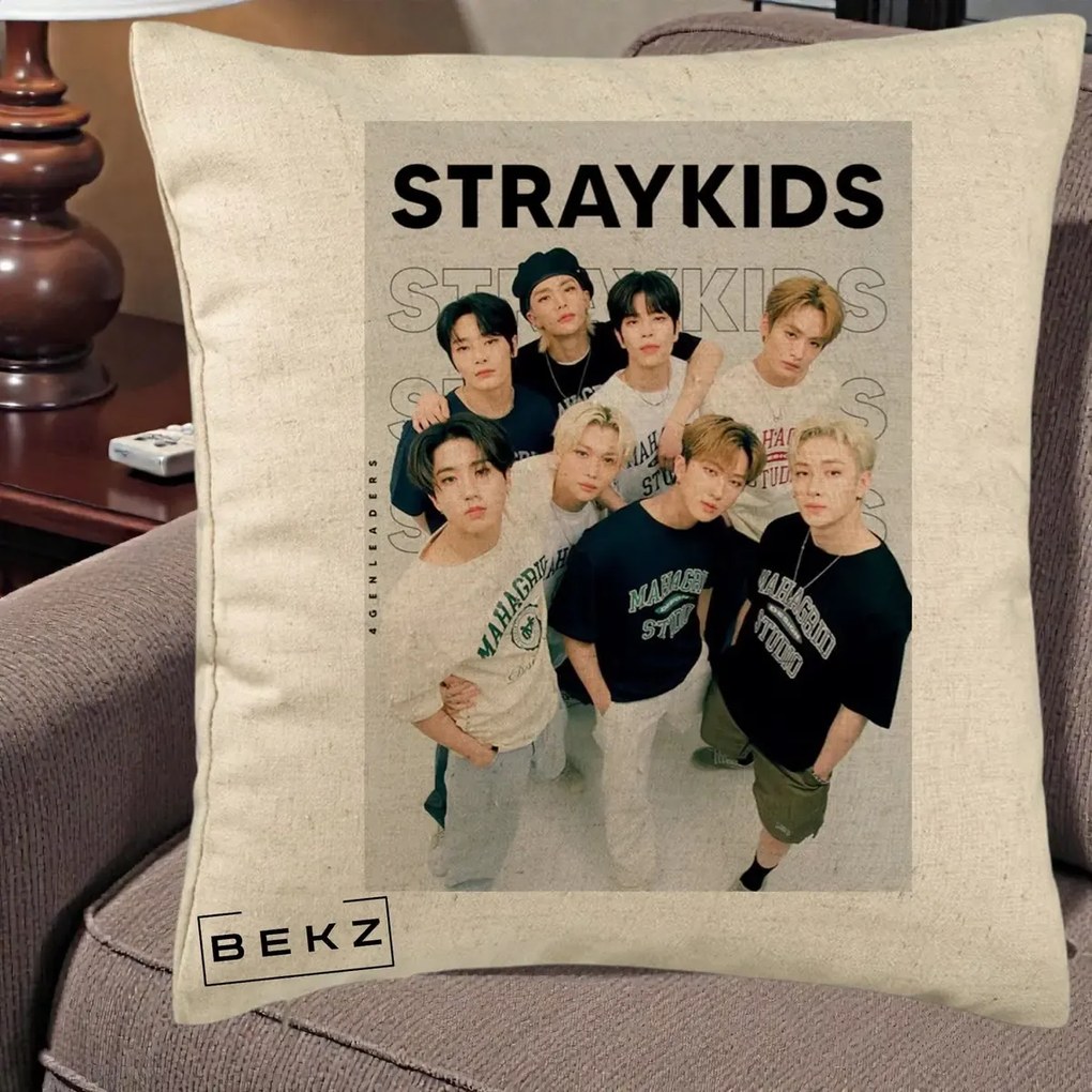 Perna Personalizata K-pop Stray Kids STRAYKIDS Alb-Negru cu Foto Grup, 40x40 cm, Bej, Husa Detasabila, Perna Inclusa, BEKZ®