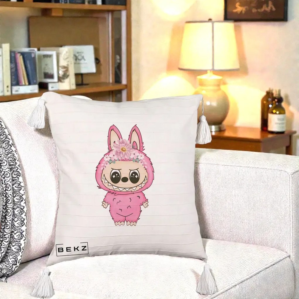 Perna Personalizata Labubu Roz cu Coroana Florala, 40x40 cm, Bej cu Franjuri, Husa Detasabila, Perna Inclusa, BEKZ®