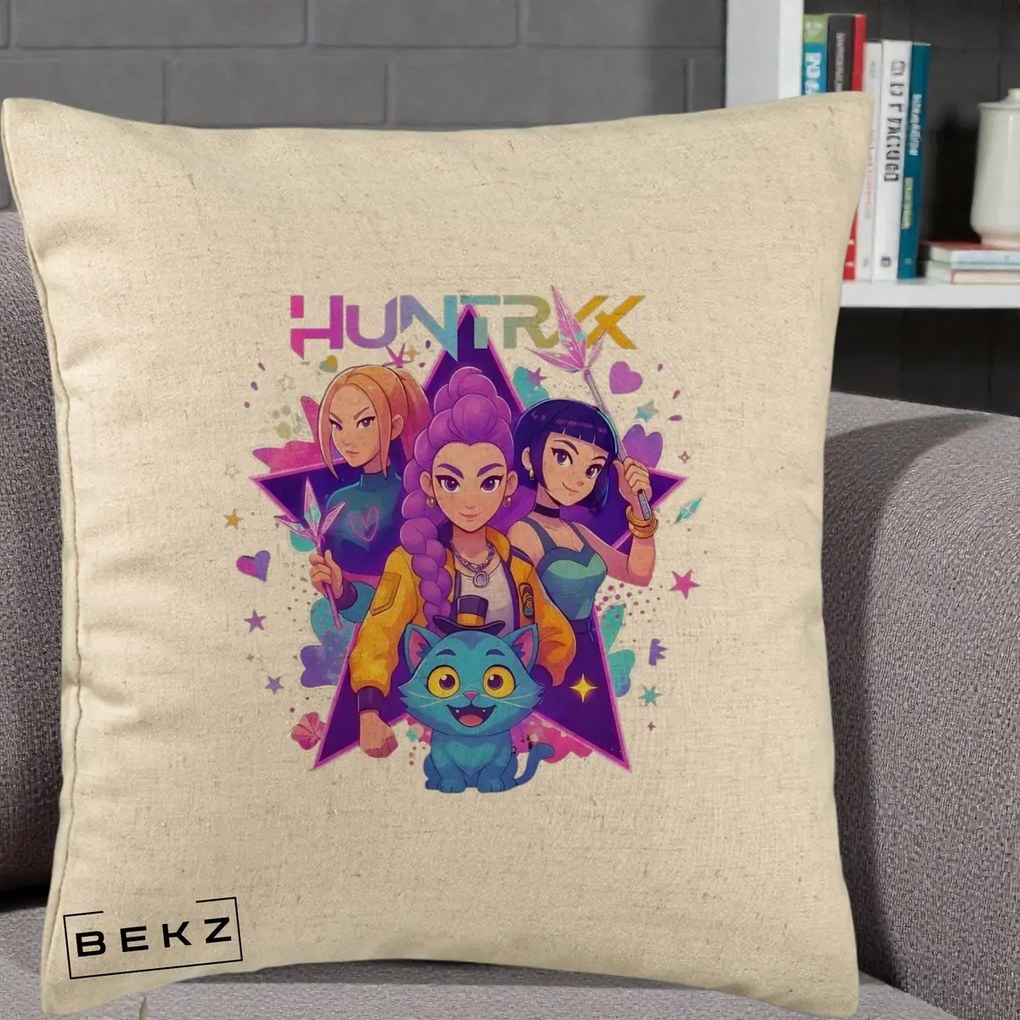 Perna Personalizata K-pop HUNTRX Trio cu Pisica Stele, 40x40 cm, Bej, Husa Detasabila, Perna Inclusa, BEKZ®