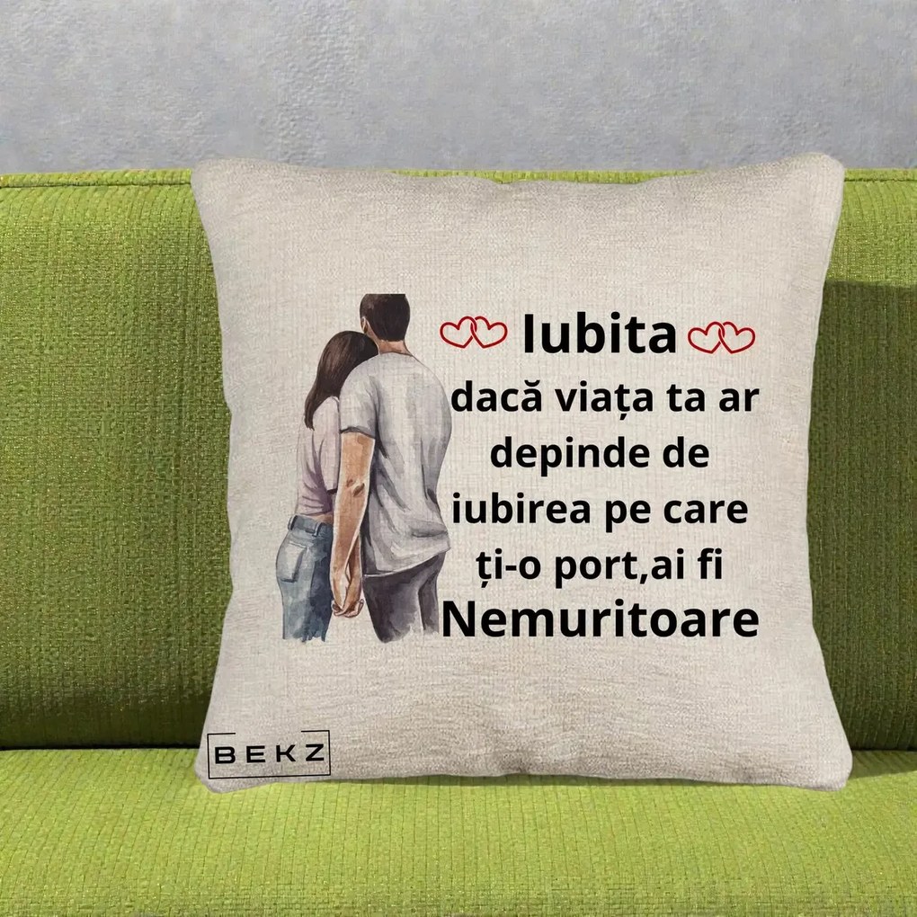 Cadou pentru Iubita - Perna Personalizata Iubita Nemuritoare cu Cuplu Acuarela Roz si Inimi, 40x40 cm, Bej Canapea, Husa Detasabila, Perna Inclusa, BEKZ®