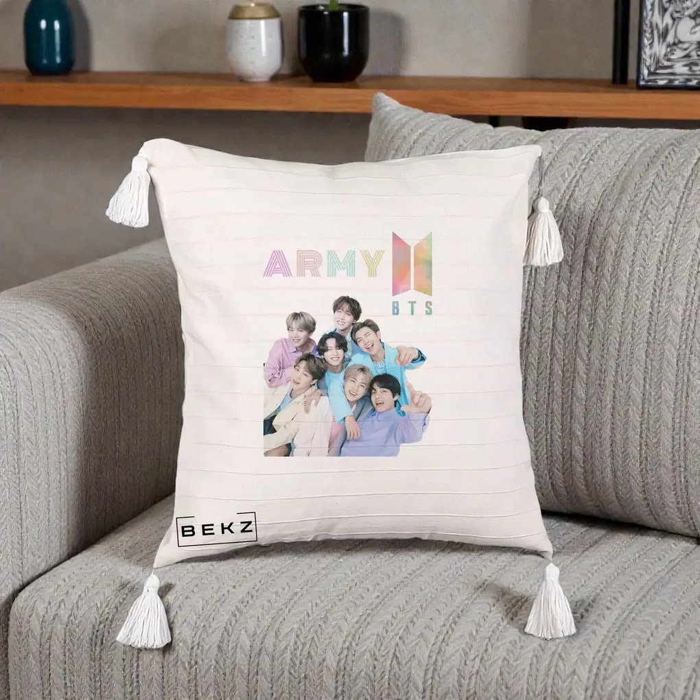 Perna Personalizata K-pop BTS ARMY Fotografie Grup Veseli, 40x40 cm, Bej cu Franjuri, Husa Detasabila, Perna Inclusa, BEKZ®