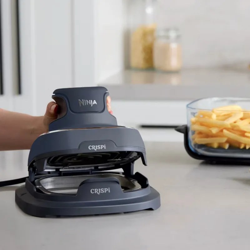 Resigilat: Friteuza cu aer cald portabila 4in1 Ninja CRISPi FN101EUGY, 1700 W, 3,8 l, 6 portii, 2 recipiente din sticla, 4 programe, Fara PFAS si BPA, Albastru inchis