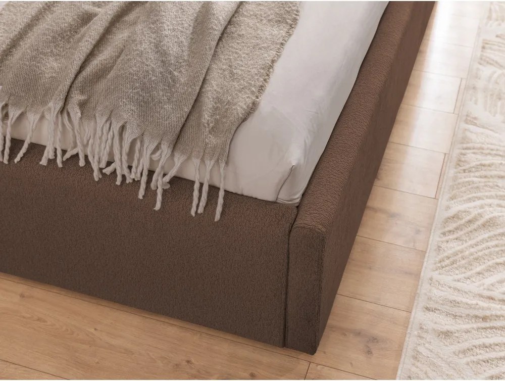 Pat matrimonial maro tapițat cu spațiu de depozitare cu somieră 180x200 cm Cille – Ropez