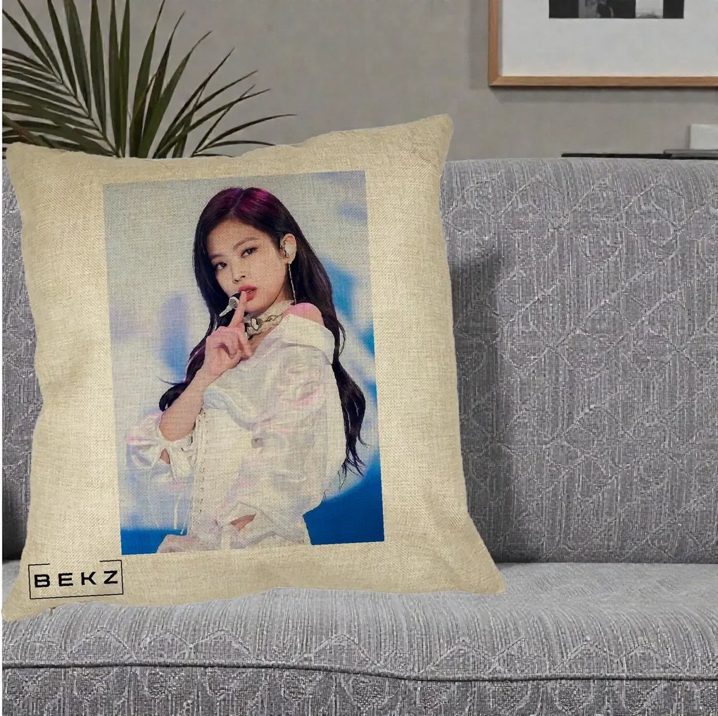 Perna Personalizata K-pop BLACKPINK Jennie Concert Alb cu Microfon, 40x40 cm, Crem, Husa Detasabila, Perna Inclusa, BEKZ®