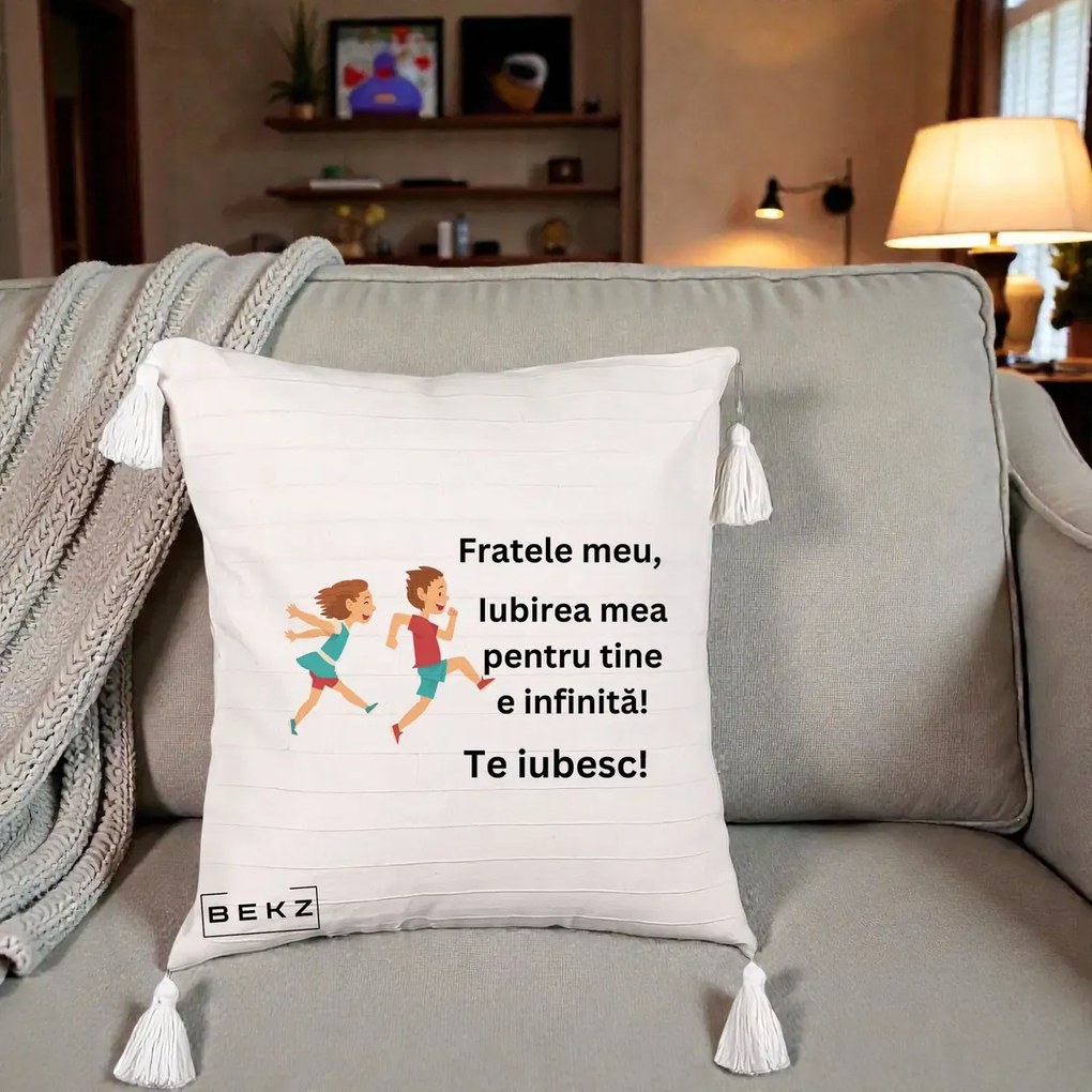 Cadou pentru Frate - Perna Personalizata Fratele Meu Te Iubesc Copii Alergand Colorat, 40x40 cm, Bej cu Franjuri, Husa Detasabila, Perna Inclusa, BEKZ®