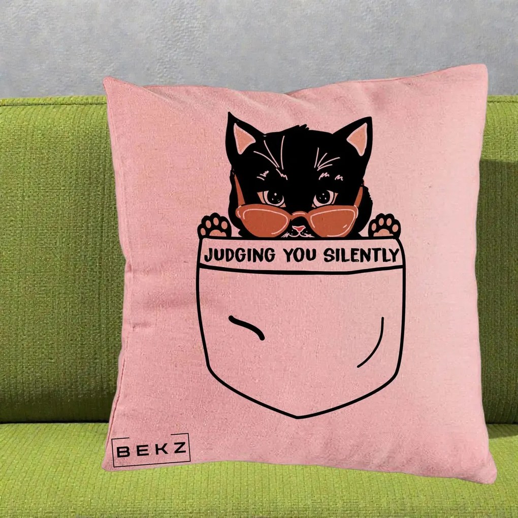 Perna Decorativa Judging You Silently Pisica Buzunar, 40x40 cm, Roz, Husa Detasabila, Perna Inclusa, BEKZ®